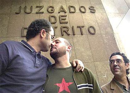 Antonio Poveda (izquierda) besa a su novio, Miguel Ángel Fernández, ante el Registro Civil de Valencia.