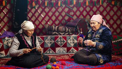 Vídeo: Fabricación de telas en Kirguistán. Foto: Dos mujeres de Kirguistán trabajan en iyik, técnica nacional para la fabricación de hilos.