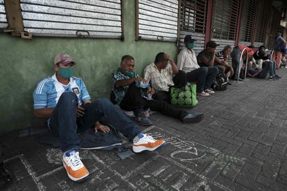 Refugiados nicaragüenses, venezolanos, y colombianos este viernes en San José.