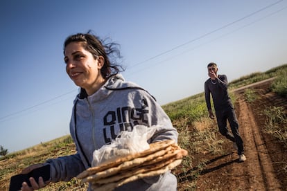 Delal y un vecino de un pueblo cercano, llevando el pan recién horneado de la panadería a la pequeña tienda en Jinwar.