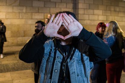 Una mujer hace con las manos la forma del triángulo feminista 
durante una concentración en contra la petición de libertad de Dani Alves en Barcelona.