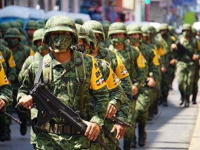 Soldados del Ejército Mexicano participan en una ceremonia en Tapachula, Estado de Chiapas (México), el 27 de marzo de 2021.