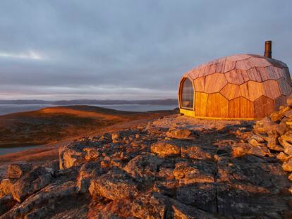 En la montaña de Storfjellet de Noruega, los arquitectos del estudio Spinn y los ingenieros de Format levantaron Varden, un refugio inspirado en el aspecto facetado de la cima.