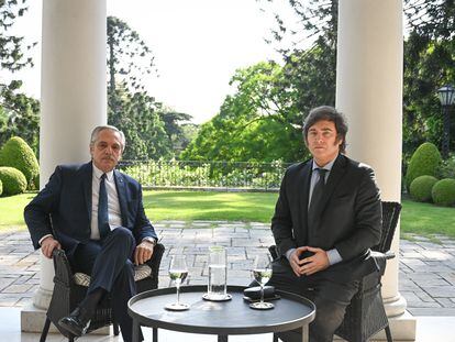 Fernández y Milei, durante su reunión este martes en la residencia de la Quinta de los Olivos, en una imagen difundida por la presidencia.