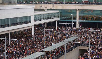 Miles de personas se agolpan ante el aeropuerto de Barcelona tras una convocatoria de Tsunami Democràtic, en 2019.