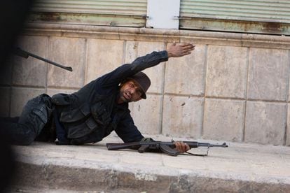 Un rebelde, durante los combates en el barrio de Saladino, Alepo.
