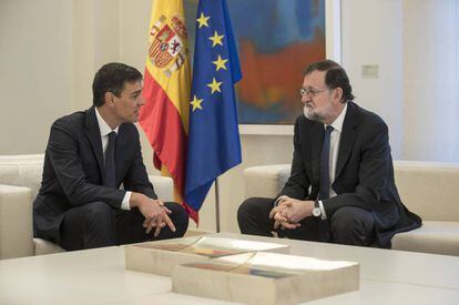El líder del PSOE, Pedro Sánchez, con el presidente del Gobierno, Mariano Rajoy, en La Moncloa.