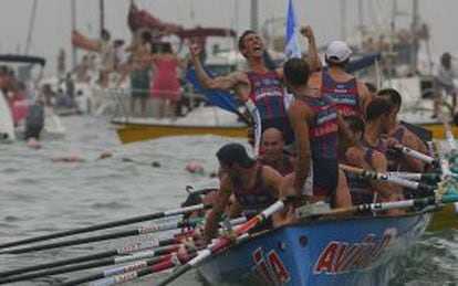 Los remeros de la trainera de Urdaibai celebran su victoria en la bandera de la Concha de 2010, en San Sebastián.