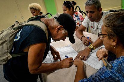 Un hombre vota en un colegio electoral durante el referéndum del nuevo Código de Familia en La Habana, el 25 de septiembre de 2022.