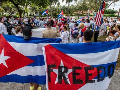 Cubanos se manifiestan frente a la Arquidiócesis de Miami, en octubre pasado.