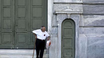 Un pensionista espera la apertura de una oficina bancaria en Atenas (Grecia).