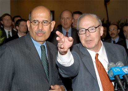 Hans Blix (dcha) y Mohamed ElBaradei (izqda), se dirigen a la prensa en la sede de la ONU en Nueva York.