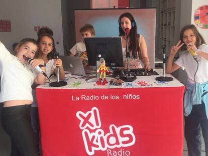 Un grupo de ni&ntilde;os hacen un programa online. 