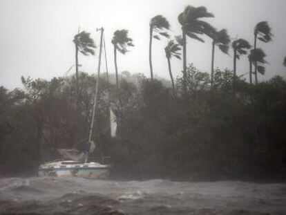 La gigantesca tormenta pierde fuerza y se dirige hacia el noroeste. Hasta 5,6 millones de personas se quedan sin luz. Las inundaciones causan enormes daños. Trump concede la declaración de gran desastre