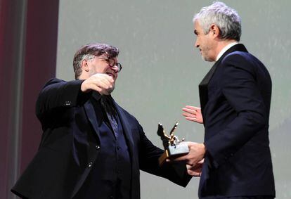 Alfonso Cuaró recibe la felicitación del presidente del jurado, su amigo Guillermo del Toro.