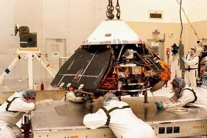 La sonda &#39;Mars Polar Lander&#39;, durante su montaje en 1998 antes del lanzamiento hacia Marte.