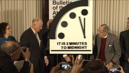 Integrantes del Boletín de Científicos Atómicos muestran este jueves el simbólico Reloj del Apocalipsis.