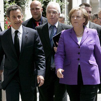 Los líderes de Francia y Alemania caminan hoy por las calles de París tras reunirse en el Elíseo