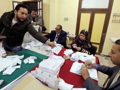 Funcionarios egipcios recuentan los votos de la consulta, el lunes en El Cairo.