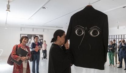 Aurora Carbonell huele la chaqueta que le pintó a su marido el cantaor Enrique Morente con los ojos de Picasso.