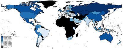 Mapa mundi que muestra (en diferentes intensidades de menos a más azul) los sentimientos negativos expresados mediante tuits.