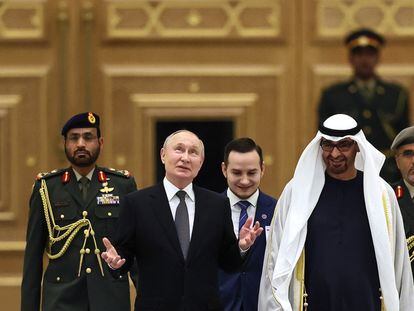 El presidente ruso, Vladímir Putin, y el jeque de Emiratos Árabes Unidos, Mohamed bin Zayed, en su encuentro en Abu Dhabi, el 6 de diciembre.