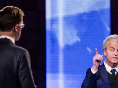 El primer ministro Mark Rutte, de espaldas, y el candidato a Geert Wilders este lunes.
