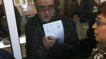 Un sindicalista del metro muestra el resultado de la votación.