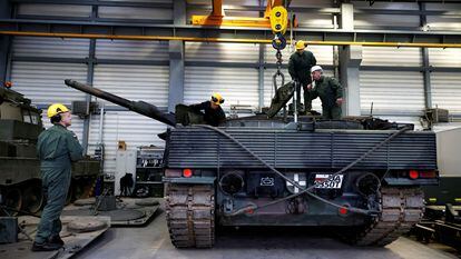 Militares polacos realizan un ejercicio de reparación de tanques Leopard 2 PL, este martes en Swietoszow.