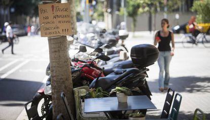 Motos aparcades en una vorera de Barcelona.