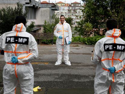 Militares y policías portugueses se preparan para desinfectar una escuela.