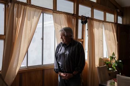 Habitante de Hierro Viejo, un pueblo de la provincia de Petorca, Germán también es locutor de radio. Según recuerda, cuando llegó a esa localidad hace más de 20 años para montar un campamento de verano para niños, todavía había agua en el río Petorca: “La gente iba a bañarse al río, se formaban unas pozas espectaculares”. Este verano, su municipio, que se abastece por un programa del Gobierno para zonas rurales, ha sufrido cortes de agua permanentes. Los vecinos se han visto obligados a acumular agua en baldes y botellas, y también han aprendido a reciclarla.