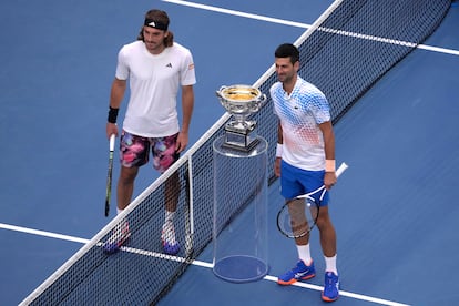 Tsitsipas y Djokovic posan este domingo con el trofeo momentos antes de que comience la final del Open de Australia.