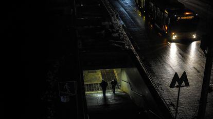 Dos personas salen de una estación de metro durante los cortes de electricidad programados en la capital ucrania, Kiev, el lunes.