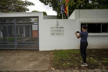 Una mujer fotografiaba la fachada de la Academia Nicaragüense de la Lengua, en Managua, el 31 de mayo.