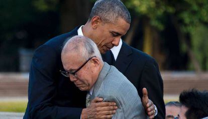 Obama abra&ccedil;a Shigeaki Mori, supervivent de la bomba d&#039;Hiroshima.