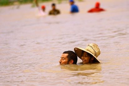 Personas se enfrían nadando en el río Bravo entre Ciudad Juárez y El Paso (EE UU), el 18 de junio.