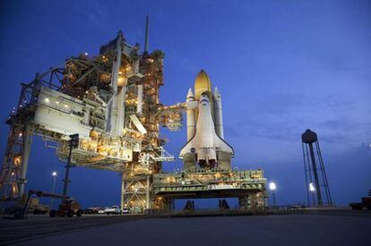 El transbordador espacial <i>Atlantis</i> esta ya colocado en la plataforma de lanzamiento en el Centro Espacial Kennedy (Florida)  para despegar el próximo 8 de julio.