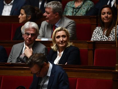La líder de extrema derecha de Francia, Marine Le Pen, en su escaño en la Asamblea Nacional, donde su formación ha obtenido el récord de 89 diputados
