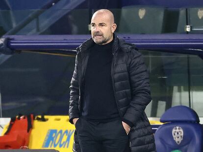 Paco López, en el banquillo del Levante en un partido el pasado febrero.