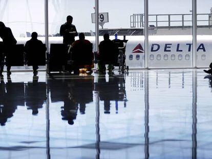 Un avi&oacute;n de Delta Air Lines en el aeropuerto de Atlanta. 