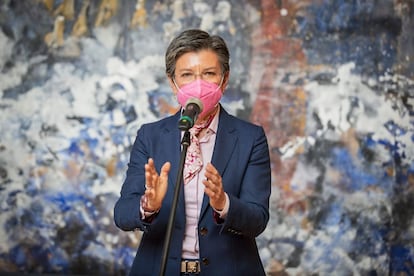 La alcaldesa de Bogotá, Claudia López, a la salida de un consejo de seguridad.