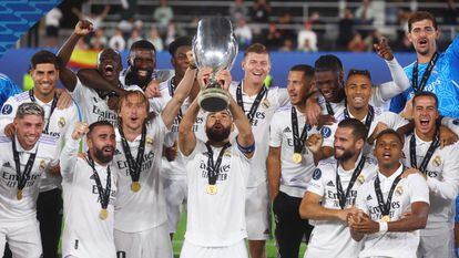 Benzema levanta el título de la Supercopa, este miércoles.