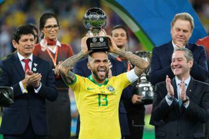 Alves, con el trofeo al mejor jugador del torneo