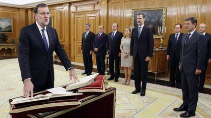 Mariano Rajoy jura el cargo ante el Rey.