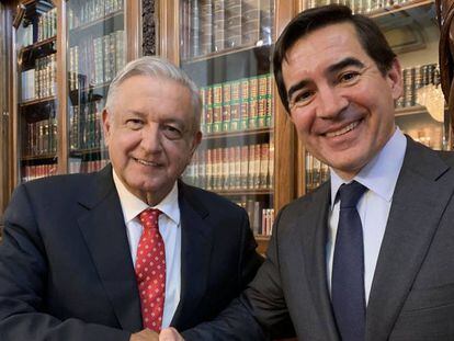 El presidente del BBVA, Carlos Torres Vila (a la derecha), junto al presidente de México, Andrés Manuel López Obrador.