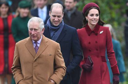 Carlos de Inglaterra, con los duques de Cambridge, el día de Navidad.