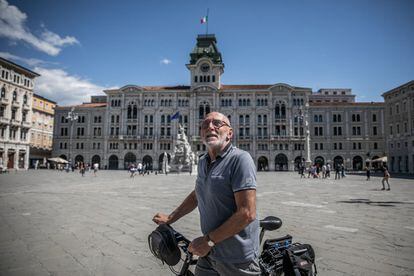 Paolo Rumiz, escritor de viajes y apasionado de los lugares fronterizos en el centro de Trieste.
