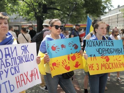 Exiliados rusos protestaban el 12 de junio en Varsovia contra la invasión de Ucrania.
