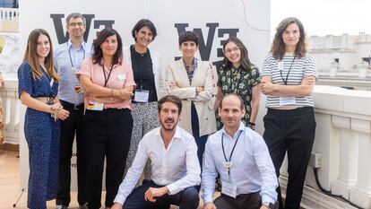 María Jesús Espinosa de los Monteros, directora general de PRISA Audio, y el resto de integrantes de WePod.